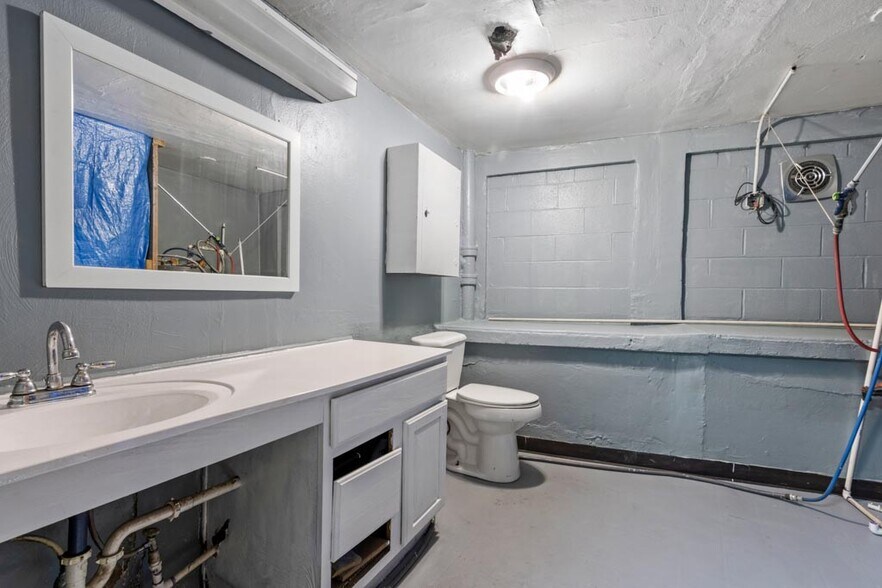 More Photos Of 223 Fearing Blvd, Toledo Freestanding For Sale