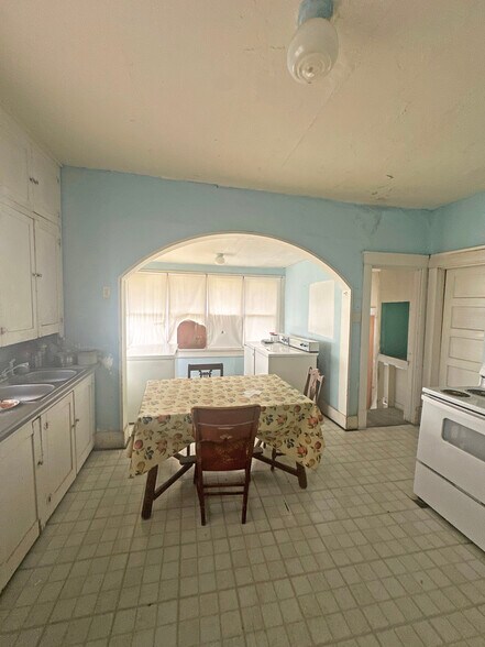 More Photos Of 1001 Crawford St, Tilden Specialty For Sale