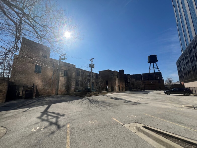 More Photos Of 848 W Eastman St, Chicago Loft Creative Space For Lease