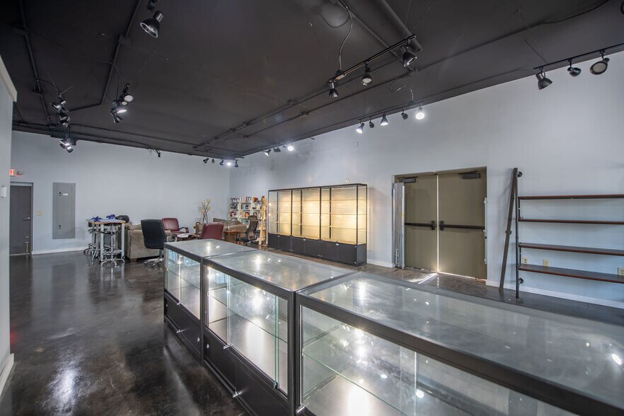 More Photos Of 1315 N Wooster Ave, Strasburg Freestanding For Lease