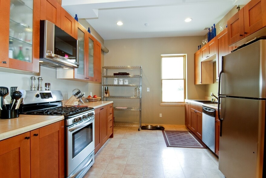 More Photos Of 2600-2604 N Booth St, Milwaukee Storefront Retail Residential For Sale