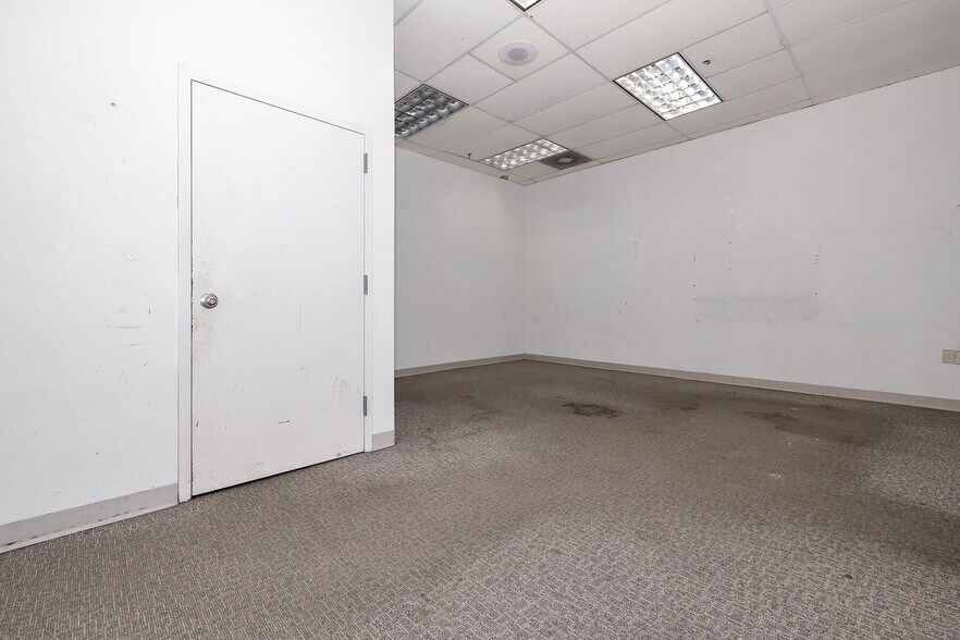 More Photos Of 27 N Middletown Rd, Nanuet Freestanding For Lease