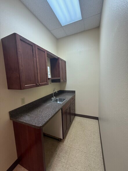 More Photos Of 1414 Hawk Pky, Montrose Freestanding For Lease