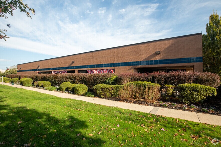 More Photos Of 201 Grumman Rd W, Bethpage Distribution For Lease