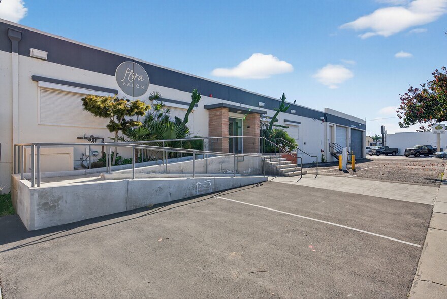 More Photos Of 1322-1326 Obispo Ave, Long Beach Warehouse For Lease