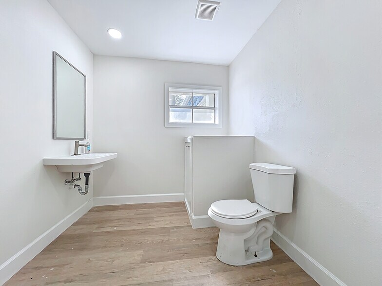 More Photos Of 507 East St, Longwood Office Residential For Lease