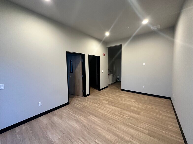 More Photos Of 21600 SE Stark St, Gresham Service For Lease