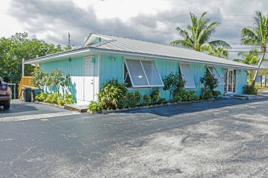 More Photos Of 4575 SE Dixie Hwy, Stuart Office For Sale