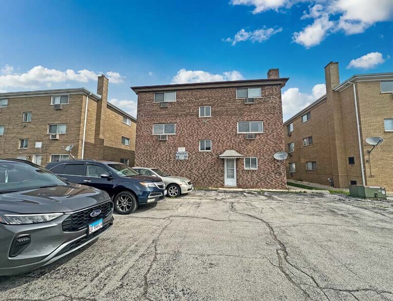 More Photos Of 2121 176th Pl, Lansing Apartments For Sale