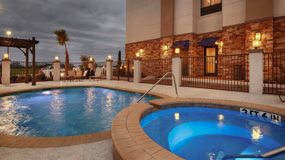 More Photos Of 310 E I 10 Frontage Rd, Flatonia Hotel For Sale