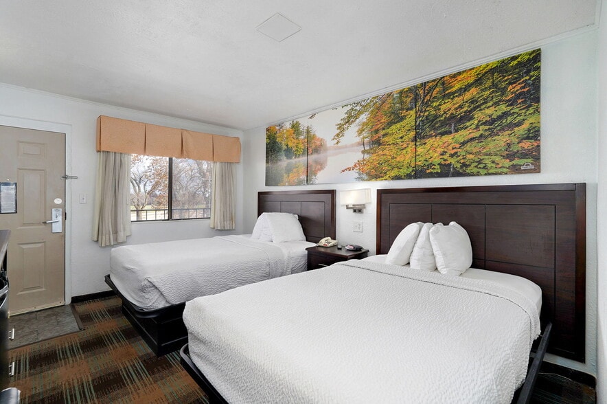 More Photos Of 3114 N Kentwood Ave, Springfield Hotel For Sale