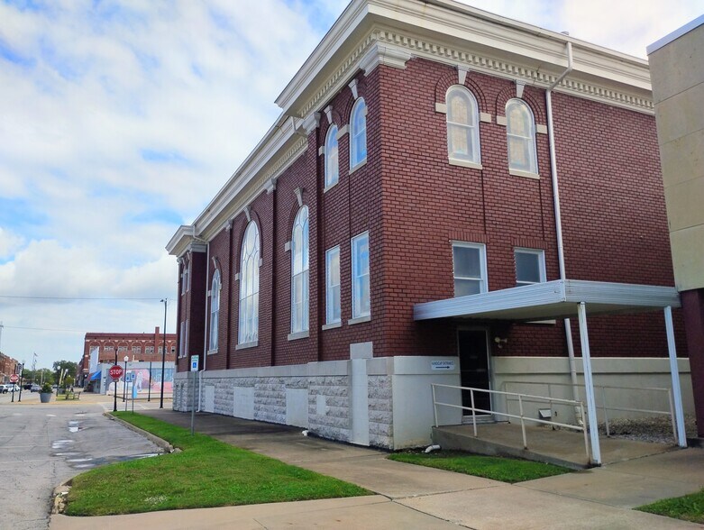 More Photos Of 906 Elm St, Coffeyville Religious Facility For Sale