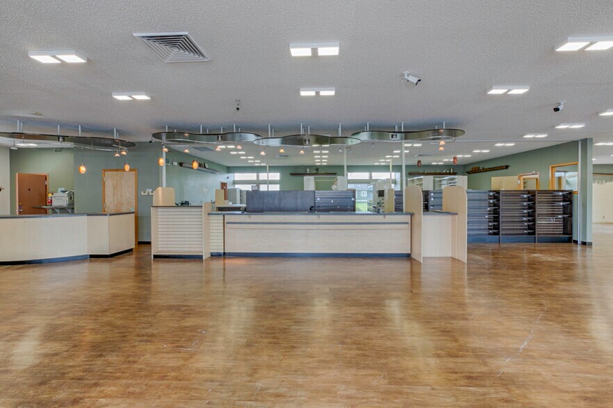 More Photos Of 915 Main Ave, Tillamook Veterinarian Kennel For Lease