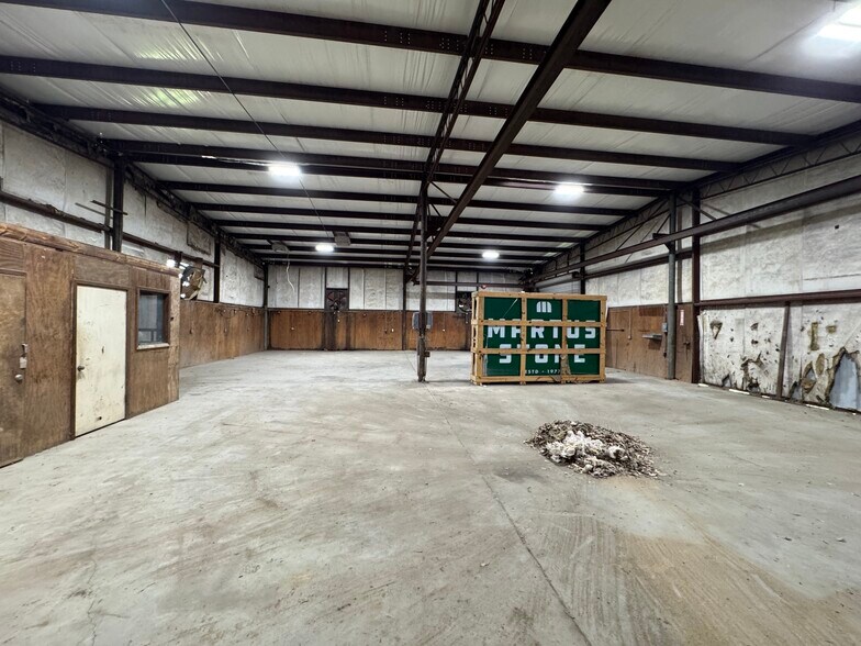More Photos Of 1208 S Chestnut St, Lufkin Showroom For Sale