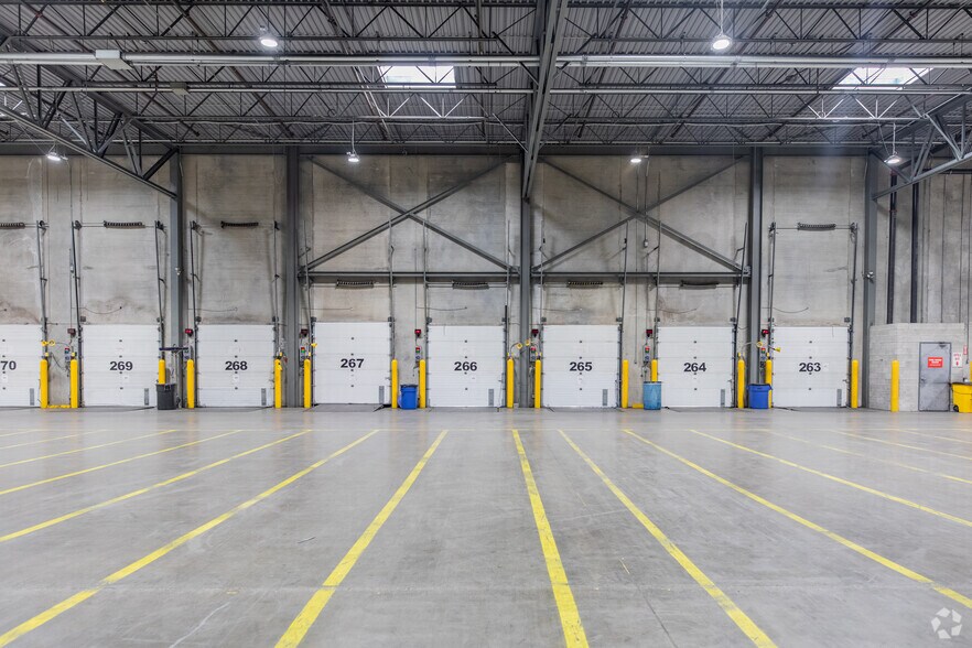 More Photos Of 8495 Goreway Dr, Brampton Warehouse For Lease