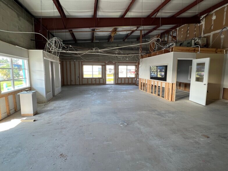 More Photos Of 1312 Market Cir, Port Charlotte Showroom For Lease