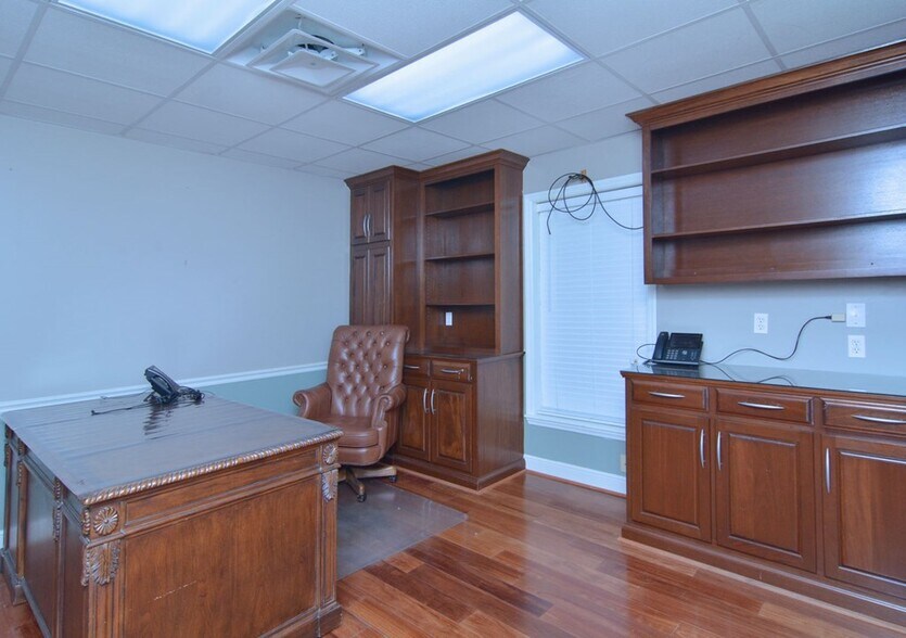 More Photos Of 803 N Jackson St, Albany Office For Lease