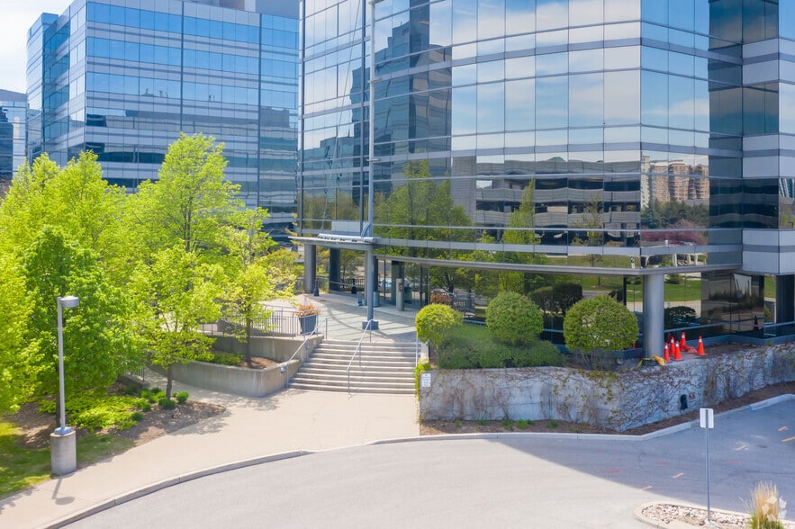 More Photos Of 165 Commerce Valley Dr W, Markham Office For Sale