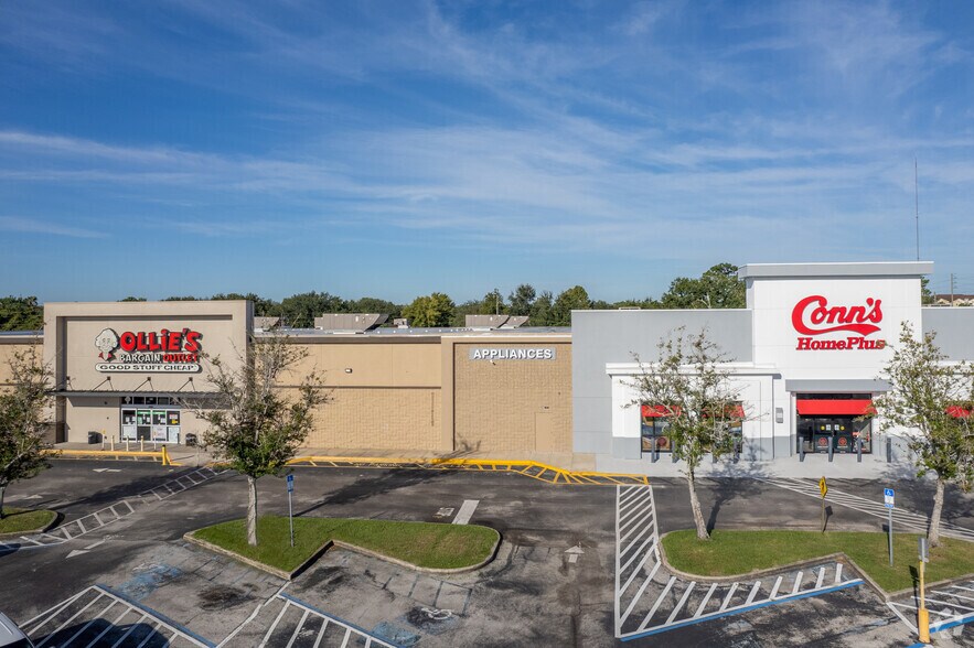 More Photos Of 810-890 Saxon Blvd, Orange City Unknown For Lease