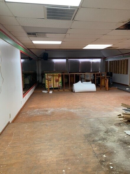 More Photos Of 2706 Samuell Blvd, Dallas Storefront For Lease