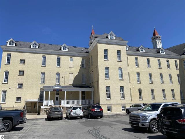 More Photos Of 800 Cottageview Dr, Traverse City Apartments For Sale