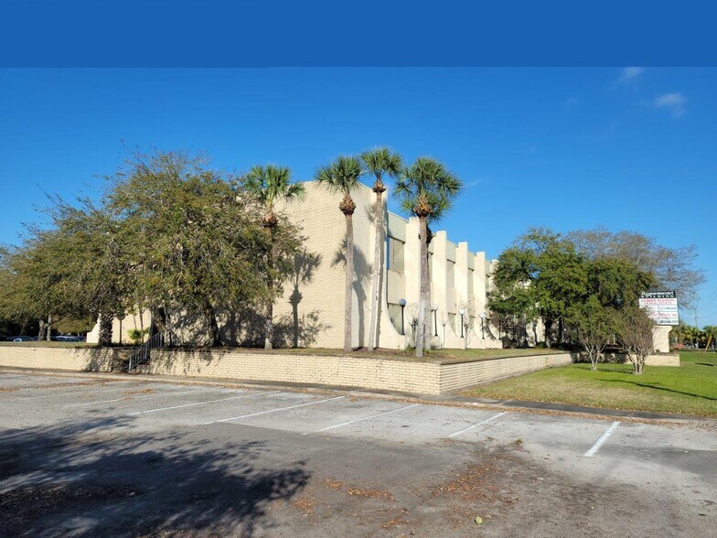 More Photos Of 5104 N Orange Blossom Trl, Orlando Office Residential For Lease