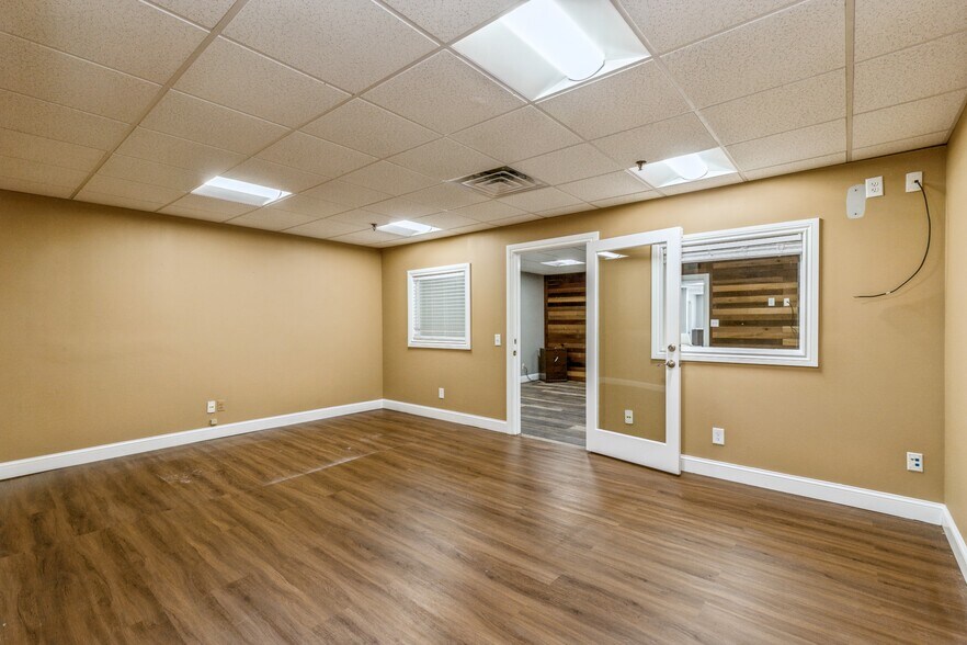 More Photos Of 108-122 New South Rd, Hicksville Warehouse For Lease