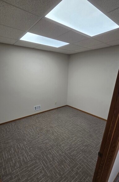 More Photos Of 1710 Lincoln Ave, Spirit Lake Office For Lease