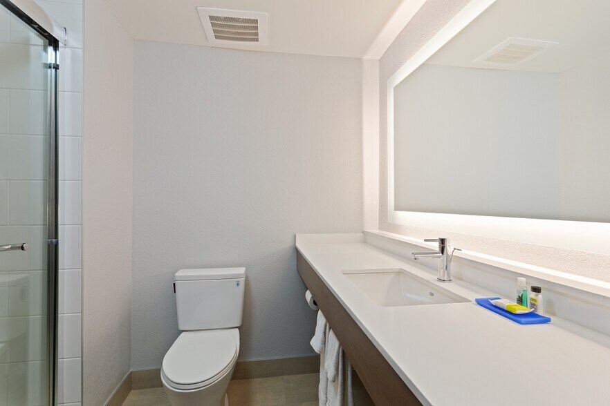 More Photos Of 53 Jefferson Rd, Jacksonville Hotel For Sale