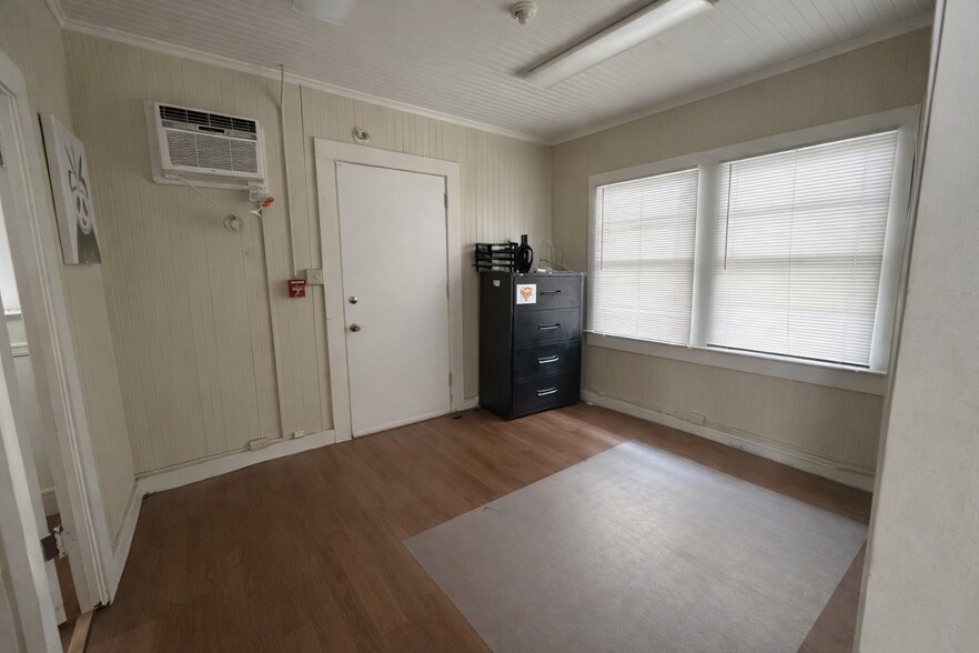 More Photos Of 3513 Harding ave, Honolulu Schools For Lease