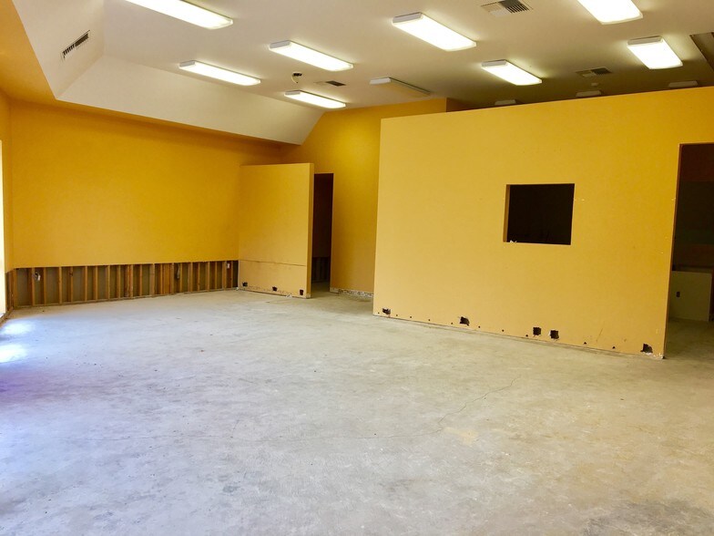 More Photos Of 230 Cabot Dr, Oak Harbor Office For Lease