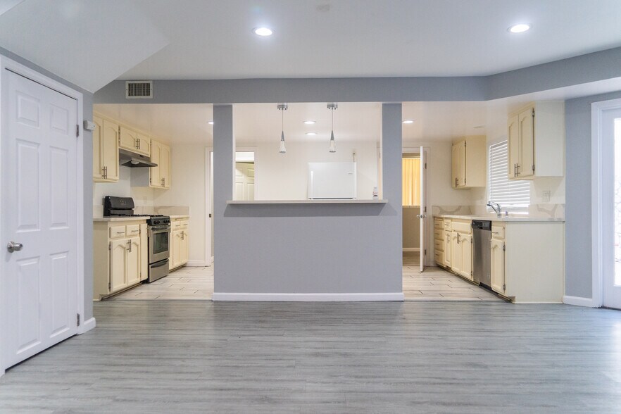 More Photos Of 2506 E 6th St, Long Beach Multifamily For Sale