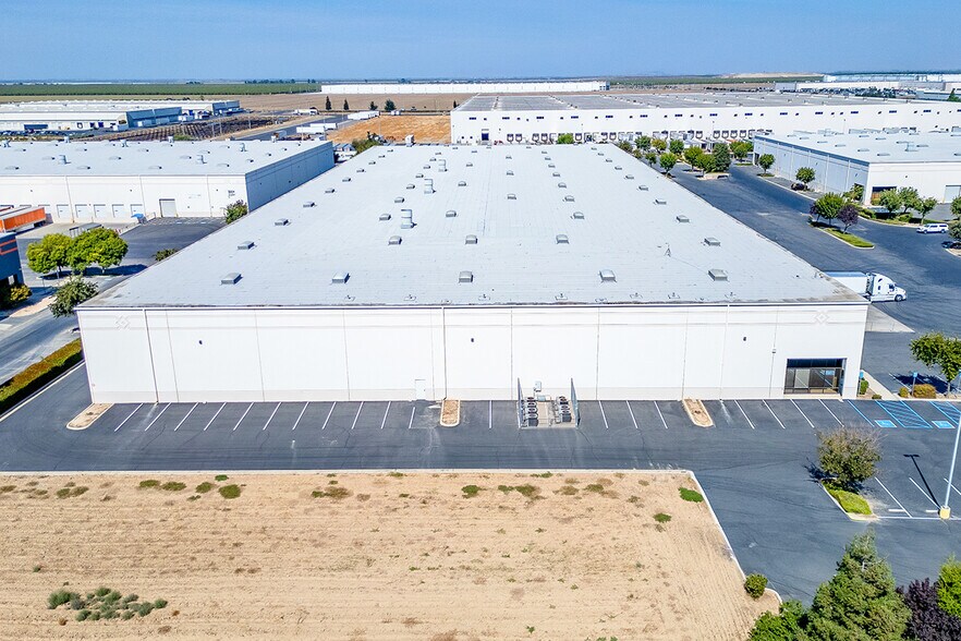 More Photos Of 2247 N Plaza Dr, Visalia Distribution For Lease