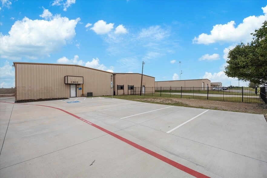 More Photos Of 1305 Industrial Dr, Royse City Warehouse For Lease