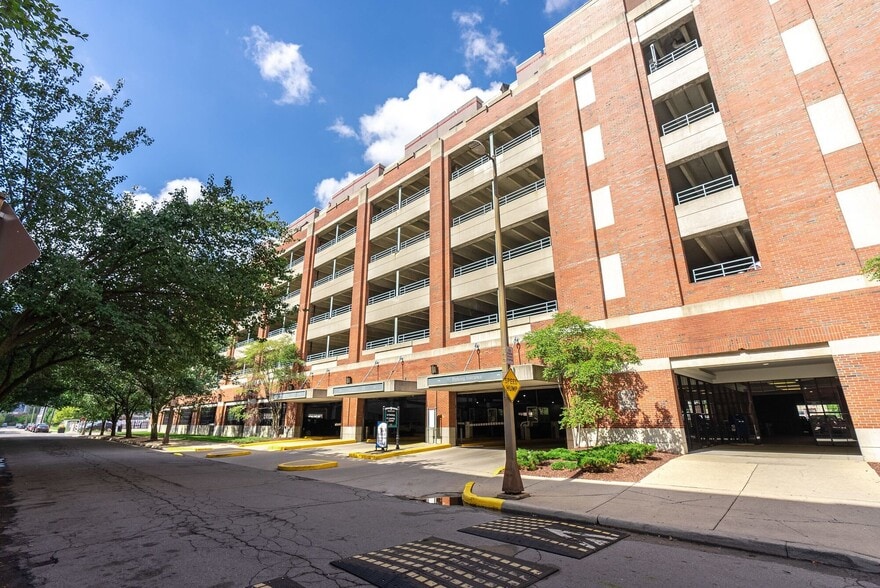 More Photos Of 300 River Place, Detroit Office For Lease