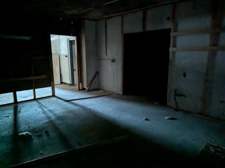 More Photos Of 2416 E Huron Rd, Au Gres Storefront Retail Office For Sale