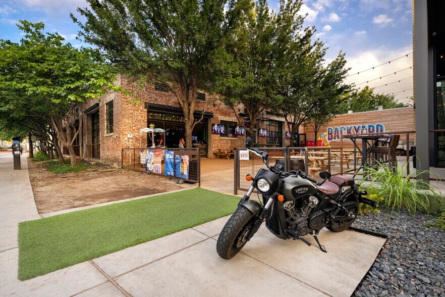 More Photos Of 1000 Foch St, Fort Worth General Retail For Sale