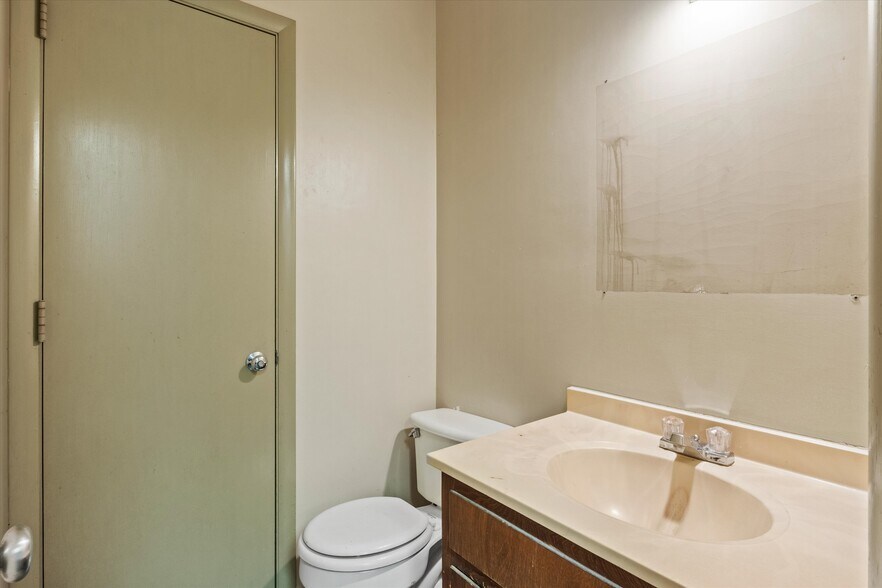 More Photos Of 1355 E Lafayette St, Tallahassee Veterinarian Kennel For Sale