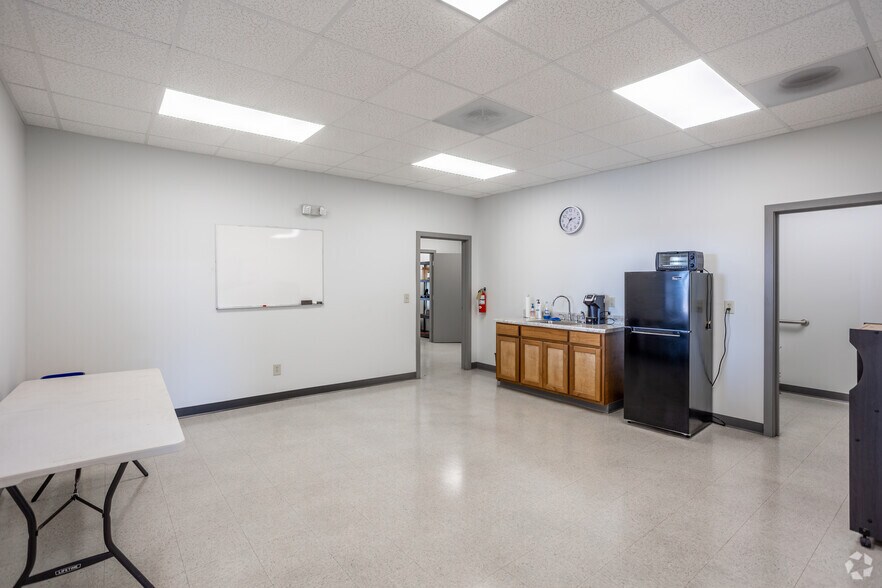 More Photos Of 628 Industrial Park Rd, Roberta Warehouse For Lease