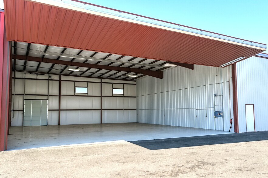 More Photos Of 15367 Crosswind Dr, Burlington Airplane Hangar For Sale