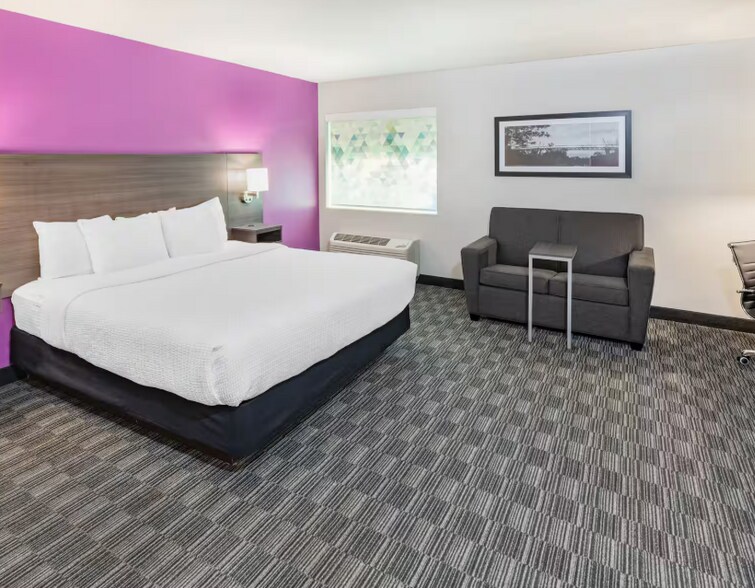 More Photos Of 6790 Southwest Fwy, Houston Hotel For Sale
