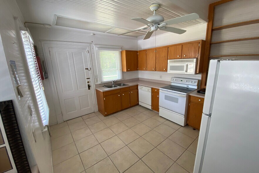 More Photos Of 1218 W Broad St, Groveland Office For Sale