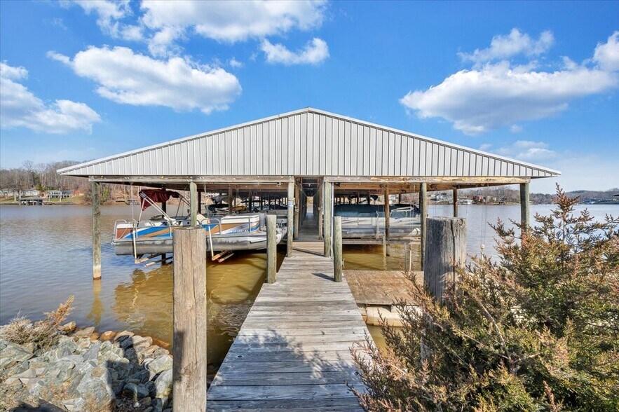 More Photos Of 2200 Old Salem School Rd, Union Hall Marina For Sale