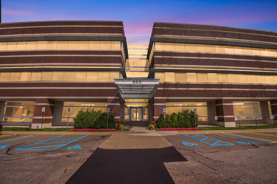 Primary Photo Of 900 N Squirrel Rd, Auburn Hills Office For Lease