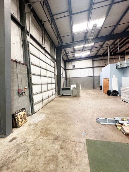 More Photos Of 21530 Blackwood Ct, Sterling Warehouse For Lease