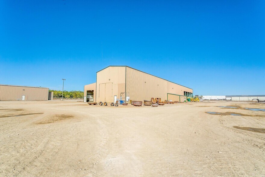More Photos Of 520 Tradeway Dr, Mineral Wells Warehouse For Sale