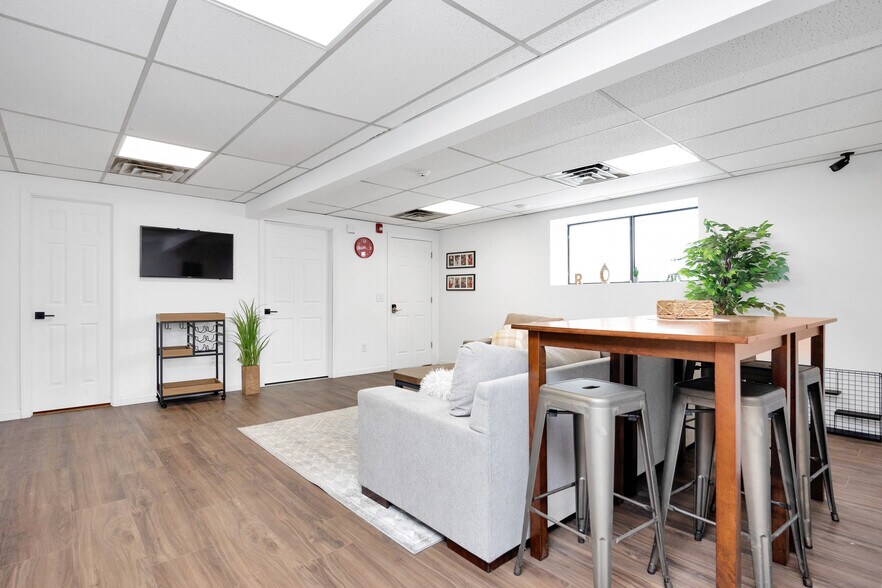 More Photos Of 429 W Main St, Patchogue Freestanding For Lease