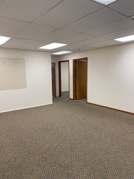 More Photos Of 6111-6117 Maxtown Rd, Westerville Warehouse For Lease