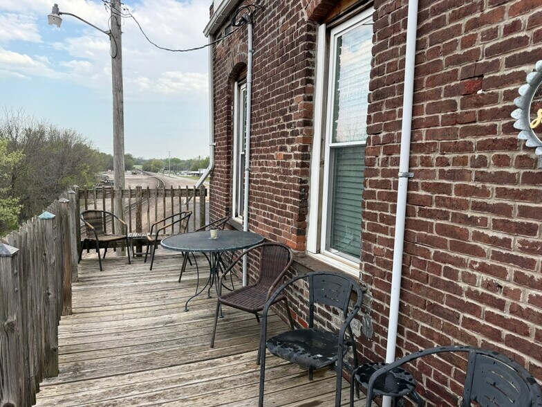 More Photos Of 207 W Main St, Ash Grove General Retail For Sale