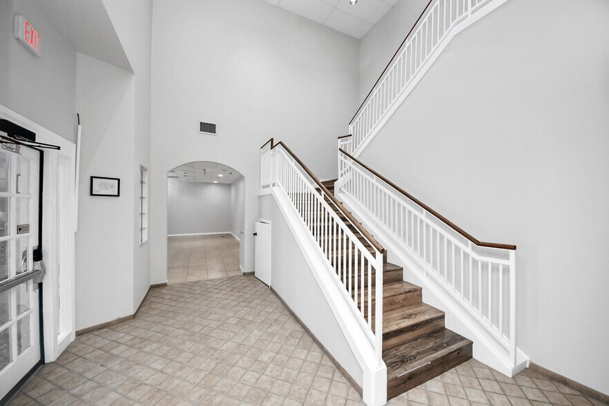 More Photos Of 926 N Wilcrest Dr, Houston Medical For Sale